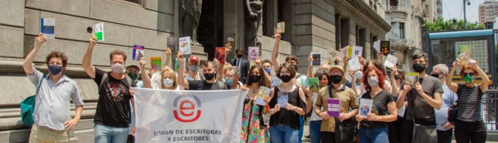 Los escritores se manifestaron para reclamar el tratamiento de la Ley del Libro en el Congreso