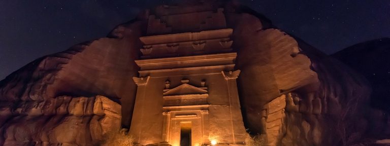 Hegra: la impactante ciudad tallada en piedra abre sus puertas tras 2000 años