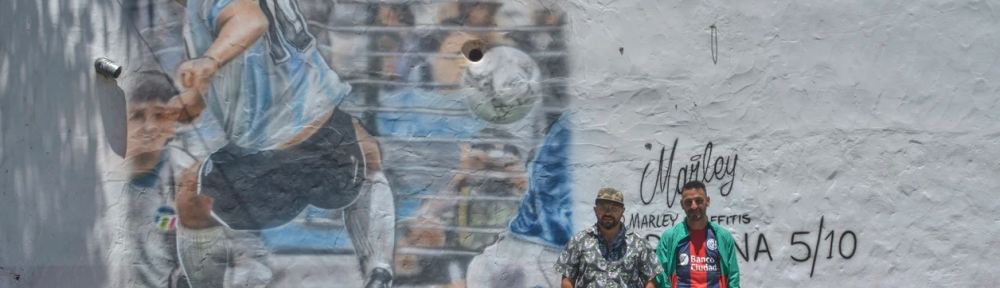 Por amor a Maradona: el artista que se propuso pintar diez murales del Diez en distintos barrios