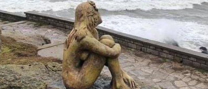 Misterio en Mar del Plata por una escultura anónima que apareció frente a la costa