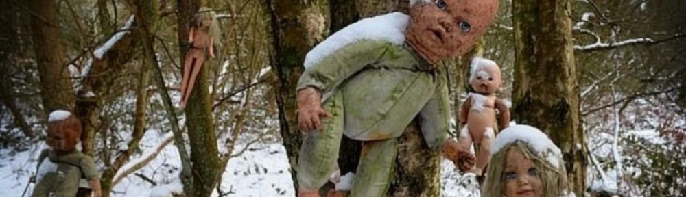 El aterrador misterio de las muñecas que fueron clavadas en los árboles de un bosque de Inglaterra
