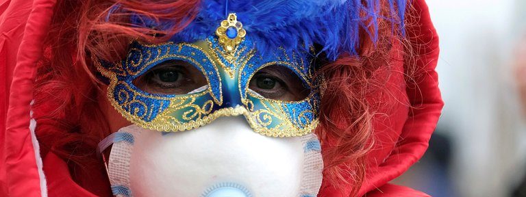Máscaras por mascarillas: la pandemia le baja el ritmo a los carnavales en diferentes partes del mundo