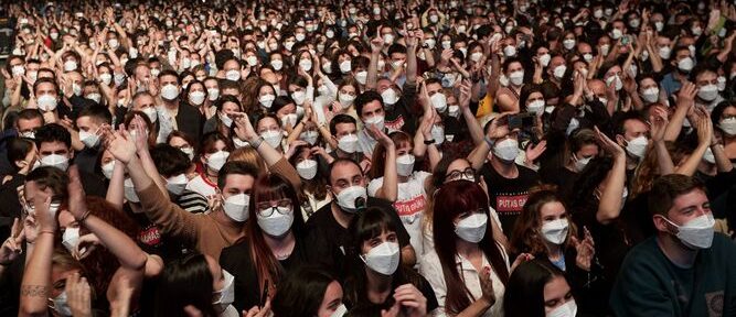 España celebró su primer concierto masivo en pandemia: 5 mil personas sin distancia social