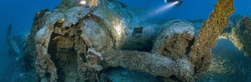 Casi intacto: un buzo logra fotografiar un avión de la Segunda Guerra Mundial en el fondo del mar