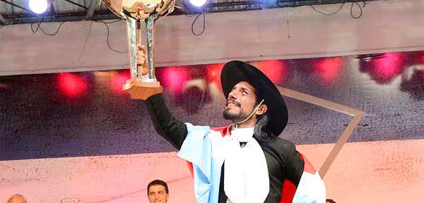 El malambista santiagueño que bailó con los pies ensangrentados y terminó haciendo su show en cruceros de lujo