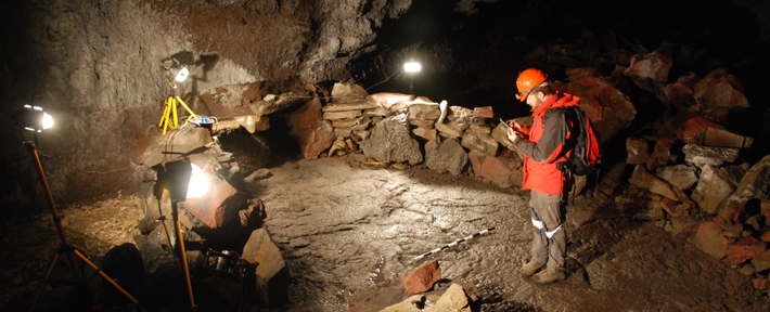 El barco de piedra vikingo en una cueva de lava en Islandia que podría evitar el fin del mundo