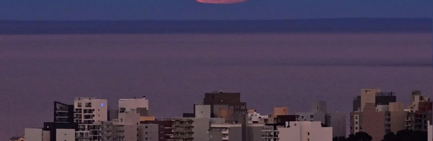 Las hermosas imágenes de la Superluna rosa 2021, un espectáculo único