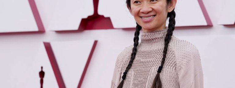 La directora Chloé Zhao ganó un histórico Oscar por “Nomadland”