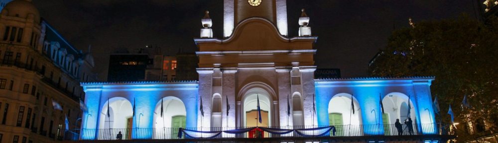 La ciudad de Buenos Aires está vestida de celeste y blanco este 25 de Mayo