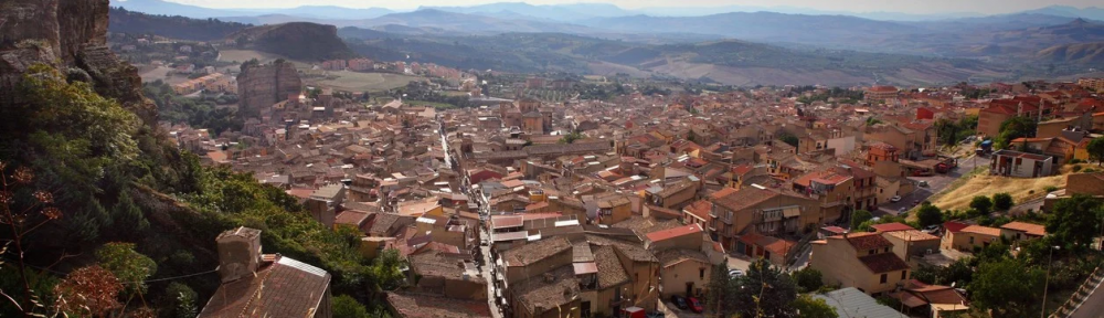 Cómo es Corleone, el pueblo de El Padrino, donde la mafia no es solo cosa de películas