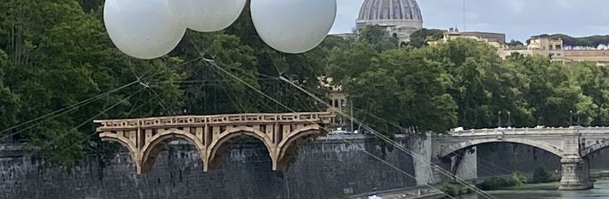 Suspendido con globos, un nuevo puente en Roma cumple el sueño de Miguel Ángel