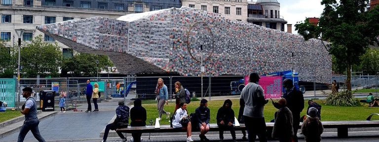 Marta Minujín presentó su Big Ben «acostado» en Manchester hecho con 20 mil libros