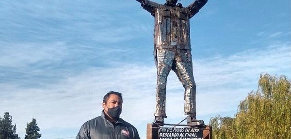 Los ricoteros donaron chatarra y el Indio Solari ya tiene su primera estatua que tiene la misma altura que el ídolo