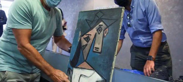 La Policía griega recuperó un valioso Picasso pero lo dejó caer al piso mientras lo presentaba a la prensa
