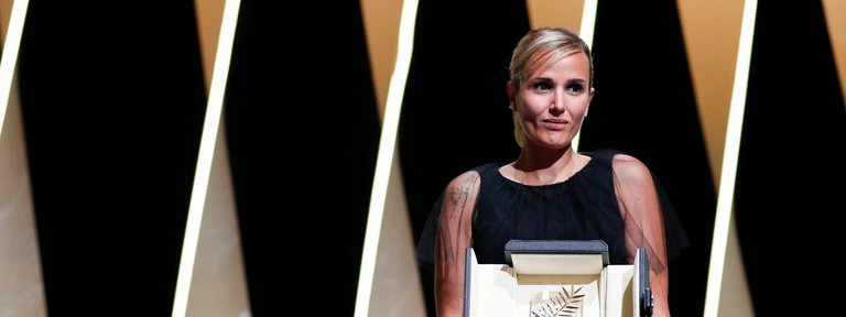 La francesa Julia Ducournau ganó la Palma de Oro y es la segunda directora en alzarse con el máximo galardón de Cannes