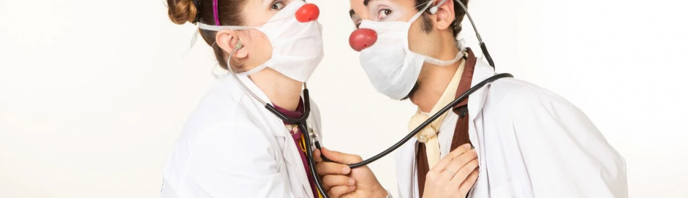 Barbijo y nariz roja: también en pandemia los payasos llevan sonrisas al hospital