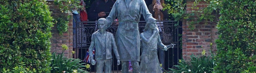 “Horrenda”, “kitsch”, “pasada de moda”: los críticos destrozan la nueva estatua en homenaje a Lady Di