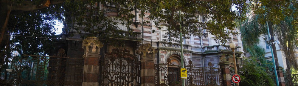 El misterio de la residencia Hume, la única mansión del siglo XIX de avenida Alvear que sigue habitada