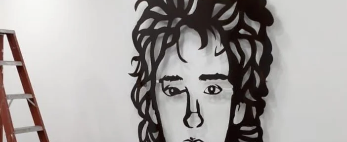 La impresionante escultura de Gustavo Cerati en un puente icónico del Conurbano