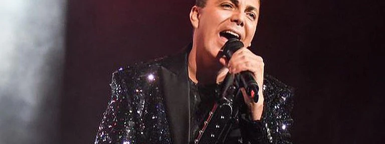 Cristian Castro, el artista elegido por el Papa Francisco para interpretar hoy dos canciones en su honor