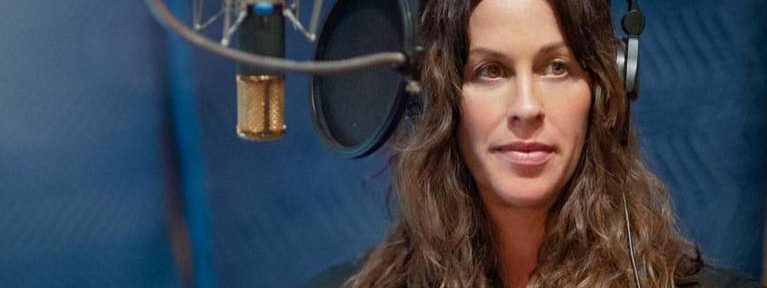 Alanis Morissette contó que fue abusada por varios hombres cuando tenía 15 años