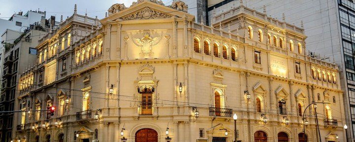 Cumplió 100 años el Teatro Cervantes: del glamour a la quiebra, de un incendio a las noches de aplausos