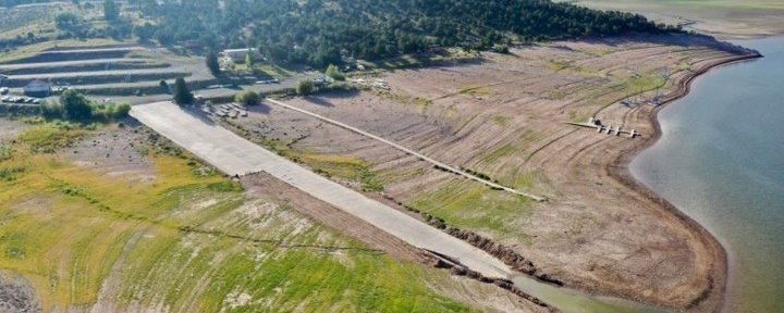 Tras 64 años, una “ciudad fantasma” sumergida bajo el agua reaparece por la sequía