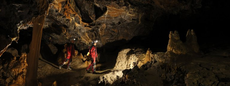 15 personas pasaron 40 días en una cueva sin teléfonos, relojes ni luz solar en un experimento extremo: estos fueron los resultados