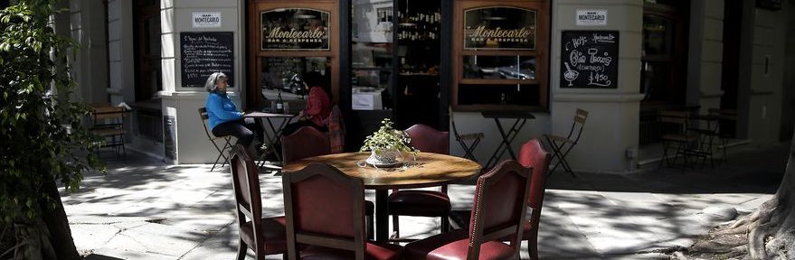 Volvieron las tazas de café gigantes de un centenario y ahora renovado bar notable de Palermo