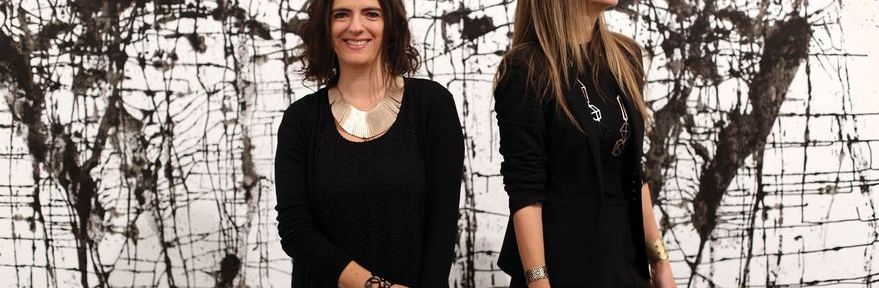 La historia de las hermanas Iskin: dejaron sus trabajos para diseñar joyas contemporáneas y llegaron a las tiendas del MoMA y el Pompidou