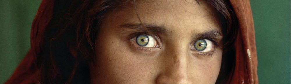 La “niña afgana” de ojos verdes del National Geographic fue evacuada a Italia