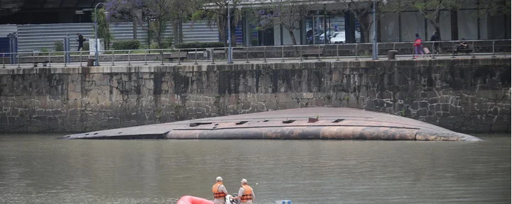 El misterioso barco hundido que aparece en un dique de Puerto Madero cuando baja la marea