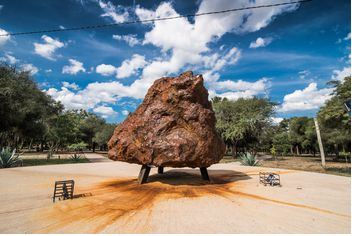 Del cosmos al museo: un curioso arte con meteoritos de mil años de antigüedad