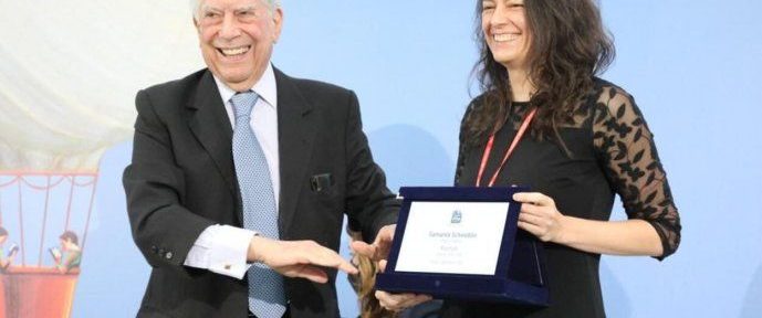 Samanta Schweblin recibió el IIla-Premio de Literatura 2021 de manos de Mario Vargas Llosa