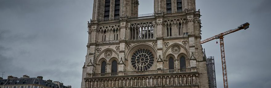 Polémica por Notre Dame en París: ahora es la decoración interior la que cristaliza las tensiones