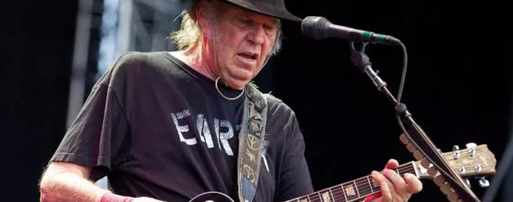 Cruce por vacunas: tras el ultimátum, Spotify retiró de su servicio la música de Neil Young