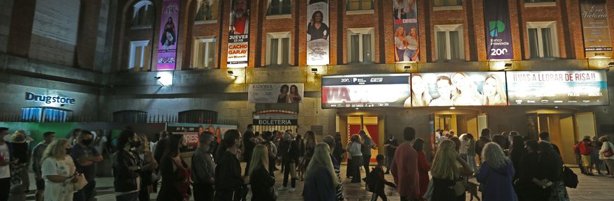 Inicio de la temporada teatral en Mar del Plata: colas de público, una sala casi llena y pasaporte sanitario