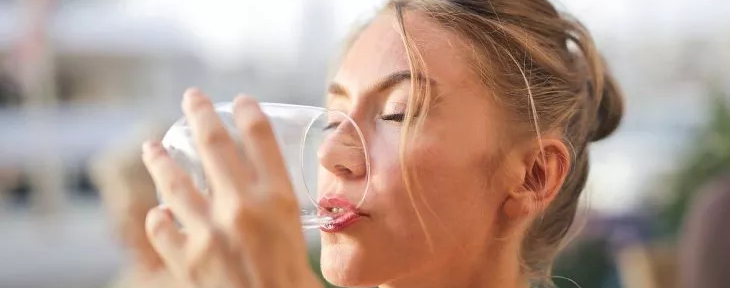 Consejos para evitar la deshidratación, el enemigo silencioso que afecta la salud durante la ola de calor