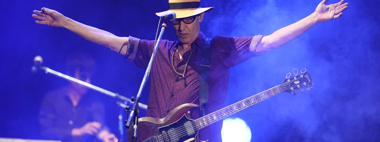 Skay Beilinson cumplió 70 años: el hippie de La Plata, la guitarra de Los Redondos, el artista siempre vigente