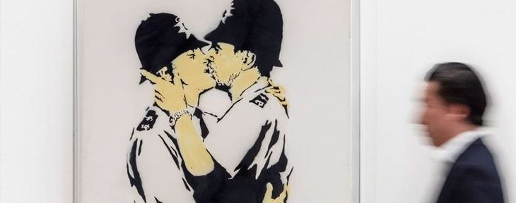 El músico Robbie Williams subastará tres Banksy de su colección personal