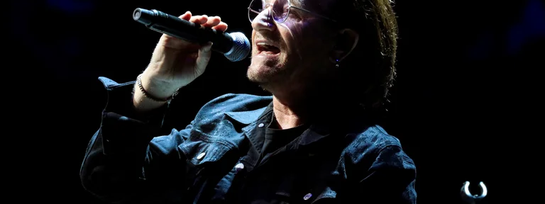 Bono dijo que se siente avergonzado de su voz y pidió disculpas por la música de U2