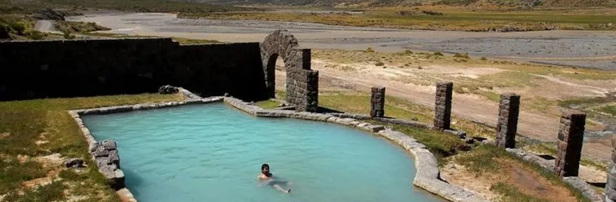 La historia detrás de un hotel abandonado desde la década del 50 en Mendoza que recibe turistas en sus termas