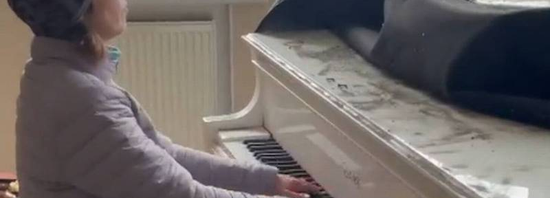 Una mujer se despide de su casa bombardeada tocando el piano en Ucrania
