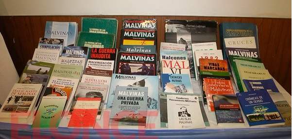 Malvinas: una biblioteca que se va ampliando con nuevas ficciones, crónicas e investigaciones