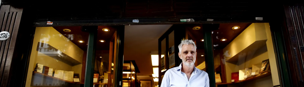 Una joya oculta en Recoleta: la adorable librería con fachada de madera y grandes hallazgos que inmortalizaron Los Simuladores en la tele