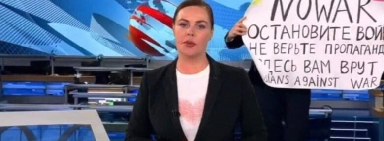 Quién es Marina Ovsyannikova, la periodista que se manifestó en la televisión rusa contra Vladimir Putin