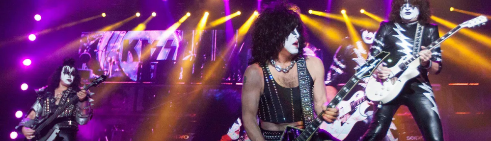 Kiss se despidió de la Argentina con canciones, pirotecnia, sangre de mentira y lluvia de papel picado