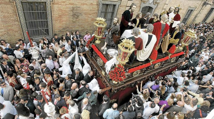 Domingo de Ramos. Procesión de El Misterio de La Cena rodeado de gente. Semana Santa en Sevilla. Horizontal