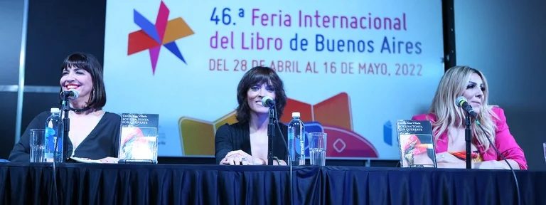 A sala llena, con ovación y gritos de los fanáticos: cómo fue la presentación de Camila Sosa Villada, la escritora del momento, en la Feria del Libro