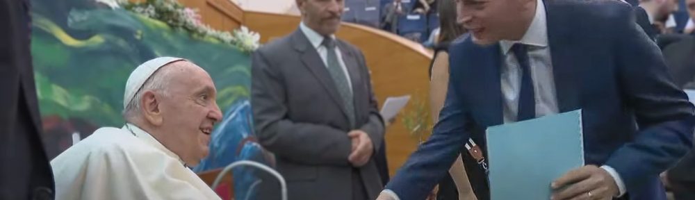 Fernando Gray junto al Papa Francisco en el primer Encuentro Internacional de la Escuela Laudato Si